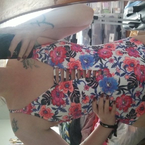 Time and Tru Swimsuit - Picture 6 of 9